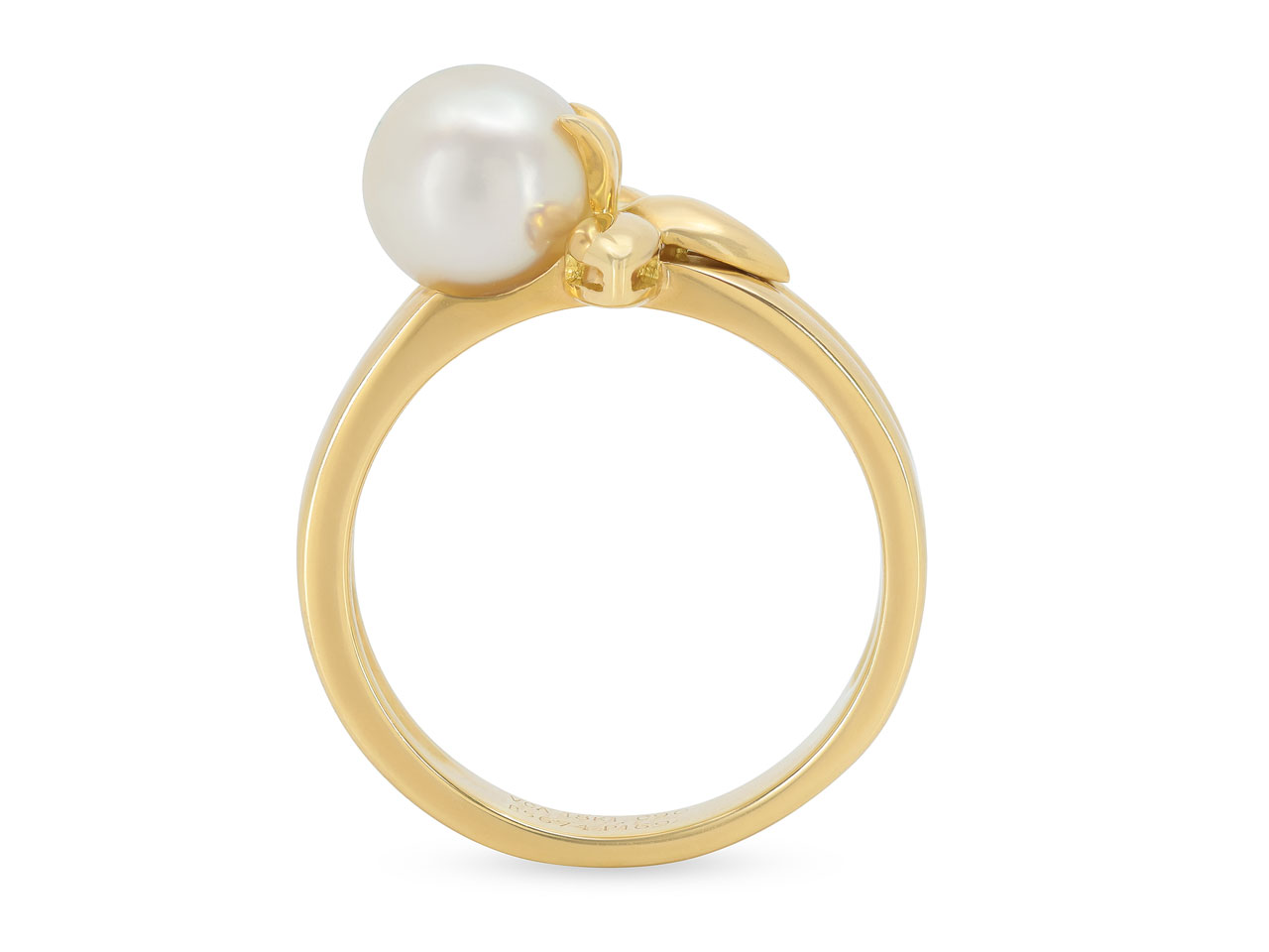 Van Cleef & Arpels Pearl Flower Ring in 18K Gold